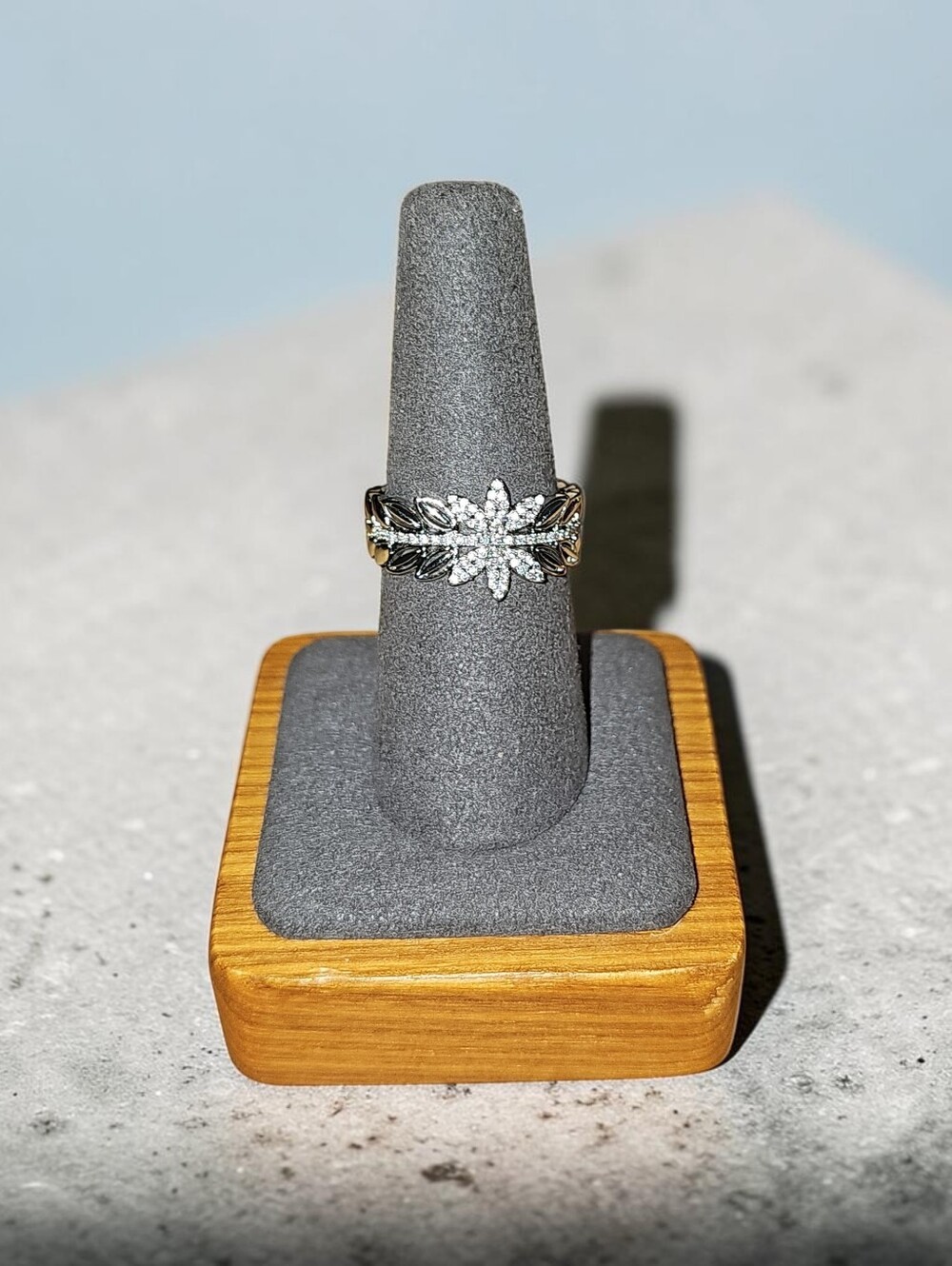 Sassified Boutique Nwt Floral Halo White Diamond Accent Ring - Women Jewelry